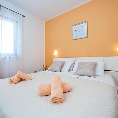 Apartments And Rooms Camaiore Ровинь Экстерьер фото