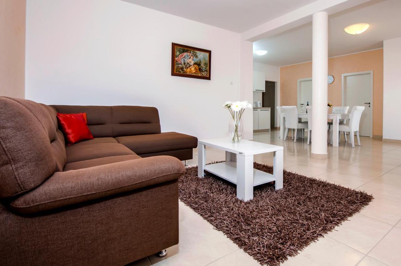 Apartments And Rooms Camaiore Ровинь Экстерьер фото