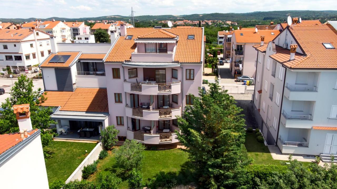 Apartments And Rooms Camaiore Ровинь Экстерьер фото