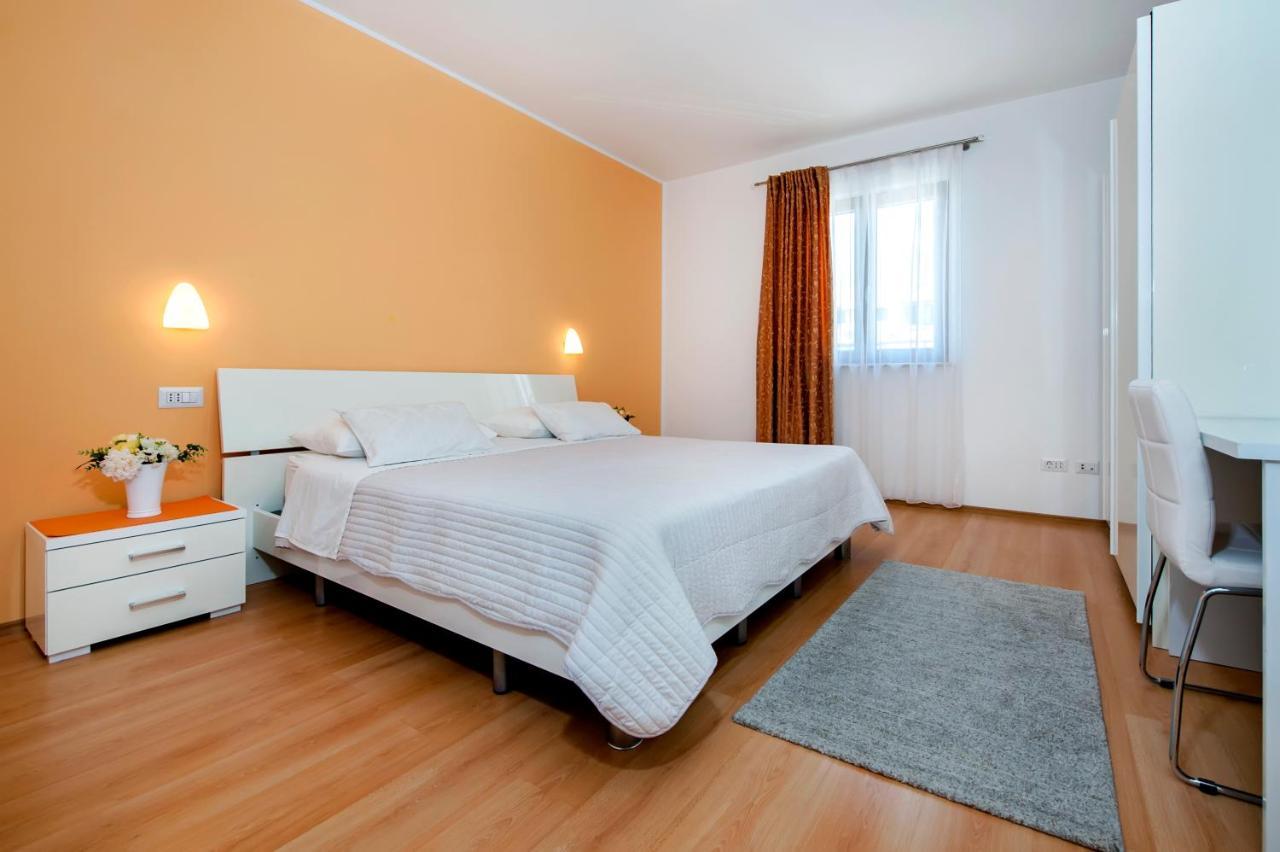 Apartments And Rooms Camaiore Ровинь Экстерьер фото
