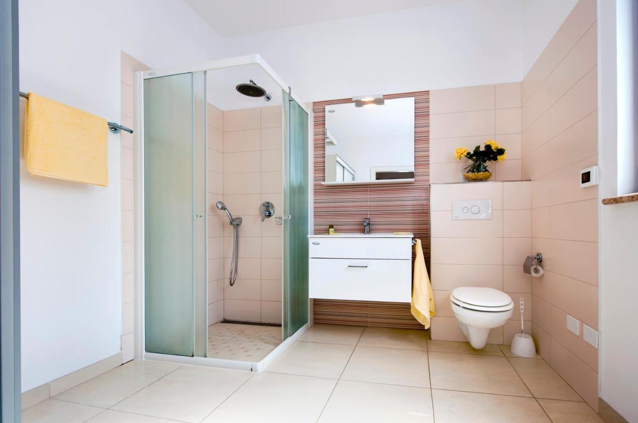 Apartments And Rooms Camaiore Ровинь Экстерьер фото