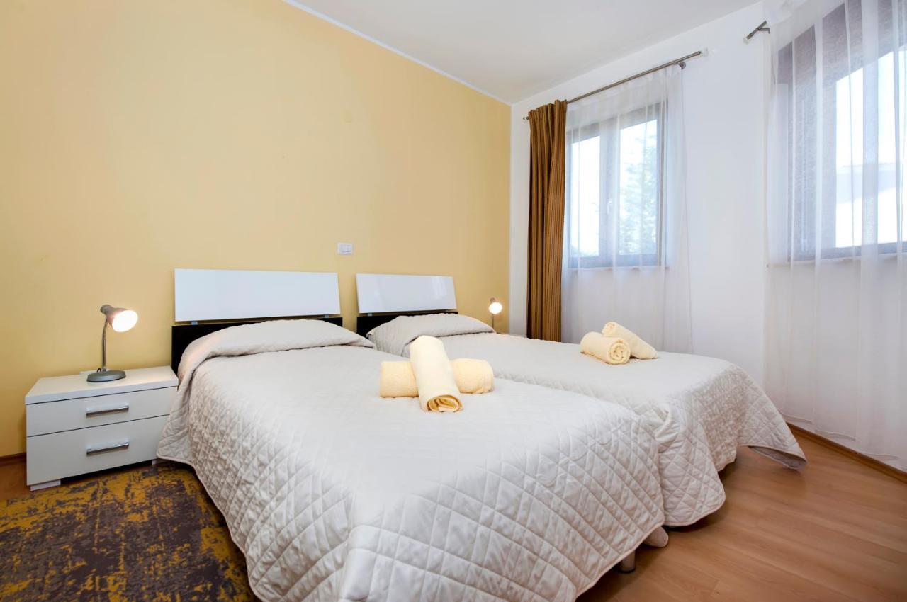 Apartments And Rooms Camaiore Ровинь Экстерьер фото